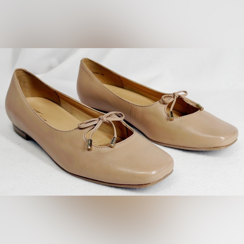 NWOT Trotters Beige Women's Flats with Bow Detail Officewear Preppy
